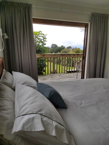 Country cottage with stunning views of the rural land and hills