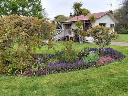 Maalaistalo, josta on upeat näkymät järvelle / maaseudulle