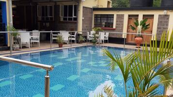 Una piscina al aire libre