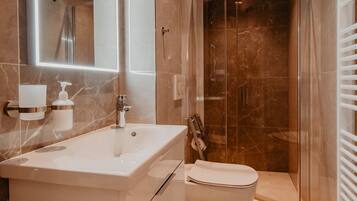 Apartment Lipa | Banheiro | Chuveiro, chuveiro com efeito de chuva, produtos de toalete grátis