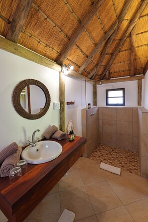 Shower, towels, soap, shampoo - Palmwag Lodge (Palmwag)