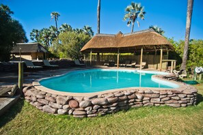 2 piscinas al aire libre, sillones reclinables de piscina