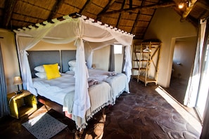 Ropa de cama de alta calidad y caja de seguridad en la habitación