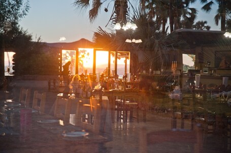 Se sirven desayunos, almuerzos y cenas; cocina local e internacional