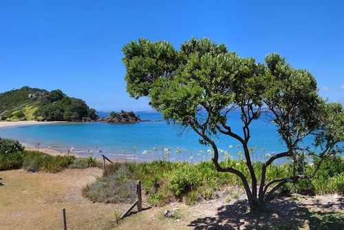 Quintessential Kiwi Bach right on the Beach !!