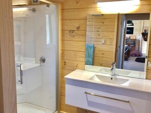 Dusche, Haartrockner, Handtücher