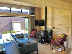 TV, fireplace - Modern Kowhai Cottage (Wanaka)