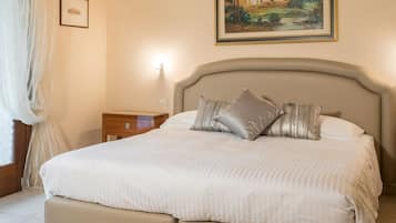 Ropa de cama de alta calidad y caja de seguridad en la habitación