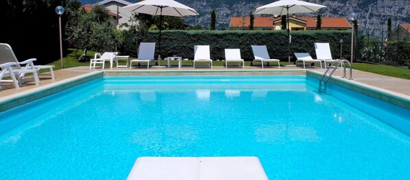 Seasonal outdoor pool - Miramonti Room & Breakfast (Iseo)