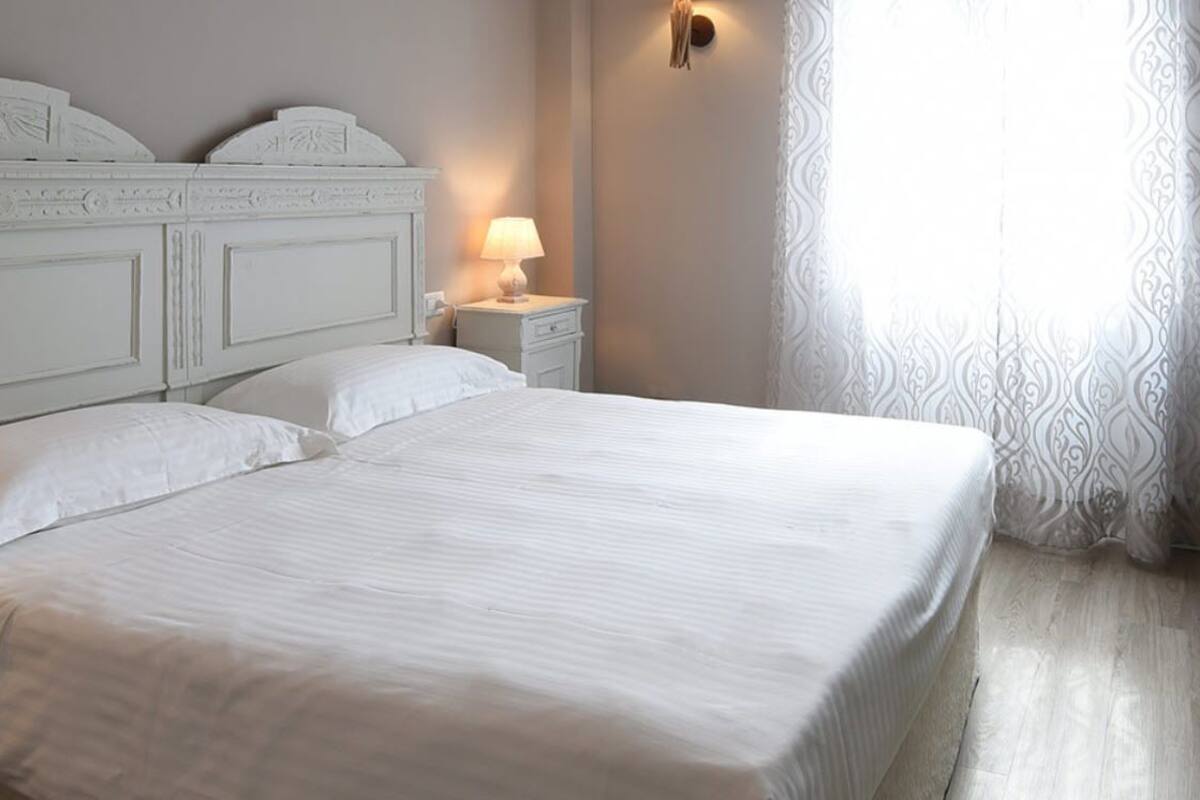 Suite (Stelle) | Premium bedding, in-room safe, cribs (surcharge), WiFi (free)