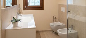 Double or Twin Room (Sole) | Bathroom | Shower, free toiletries, hair dryer, bathrobes - Miramonti Room & Breakfast (Iseo)