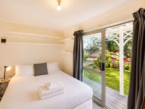 5 bedrooms, iron/ironing board, WiFi, bed sheets