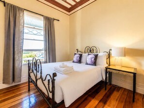 5 bedrooms, iron/ironing board, WiFi, bed sheets