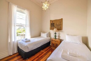 5 bedrooms, iron/ironing board, WiFi, bed sheets