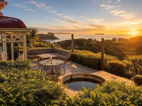 Outdoor dining - Crescent Villa - Palm Beach Views and Spa (Palm Beach)