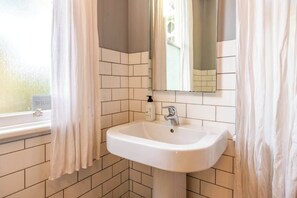 Shower, hair dryer, towels, shampoo