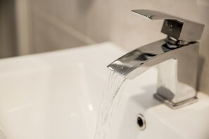 Blackout drapes, soundproofing, iron/ironing board, free WiFi - Halfway Hotel (Coalville)