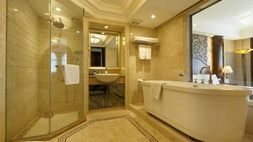 Chambre Exécutive | Salle de bain | Articles de toilette gratuits, sèche-cheveux, peignoirs, chaussons