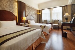 Executive Twin Room | Bar mini, peti besi dalam bilik, meja, langsir/tirai gelap terus