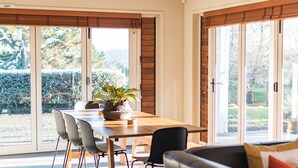 Un coin repas avec une table en bois, des chaises et une plante en pot.