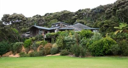Kerikeri, Bay of Islands - Large Coastal Home in Private Bay with beach access