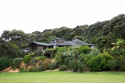 Kerikeri, Bay of Islands - Large Coastal Home in Private Bay with beach access