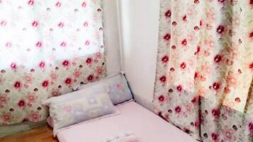 Phòng Economy, 1 giường cỡ queen (Adorada Bedroom) | Bàn ủi/dụng cụ ủi quần áo, truy cập Internet không dây, bộ trải giường