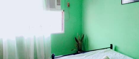 Tabla de planchar con plancha, wifi y ropa de cama