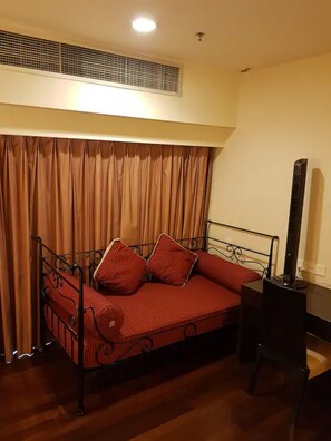 家庭开间, 1 张特大床和 1 张沙发床, 阳台, 环礁湖景观 | 羽绒被、客房内保险箱、笔记本电脑工作区、遮光窗帘