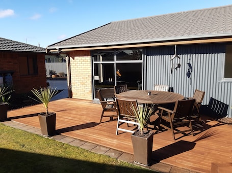 Outdoor dining. Free Wifi/Breakfast,clean,private studio Greymouth