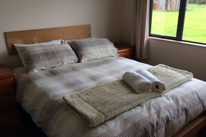 6 bedrooms, Internet, bed sheets - Nestling in the beautiful Aorere Valley (Collingwood)