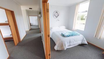 4 bedrooms, internet, bed sheets, wheelchair access