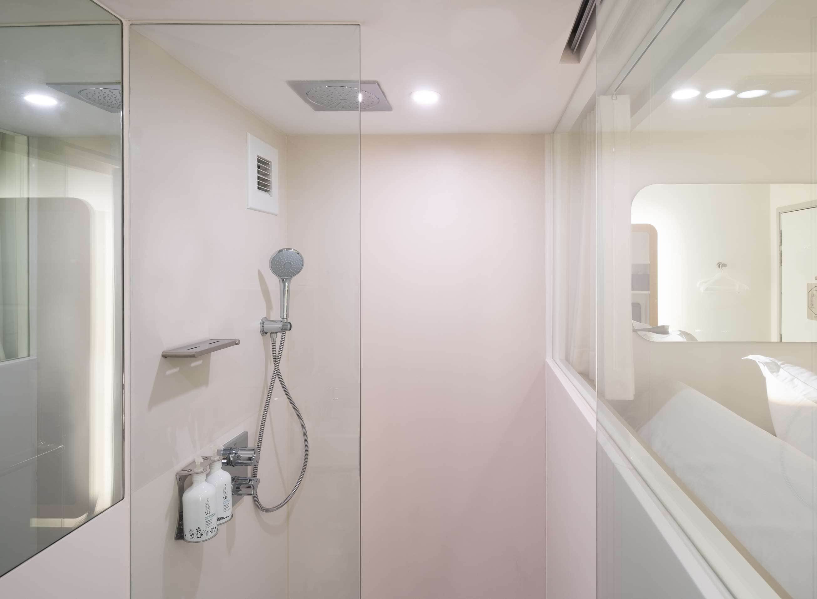 premium queen cabin | bathroom | shower, free toiletries, hair dryer, towels