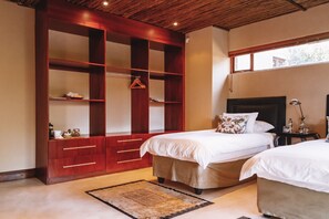 Chambre Deluxe double ou avec lits jumeaux | Décor unique, ameublement unique, literie fournie