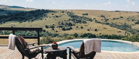 Piscine extérieure, parasols de plage, chaises longues