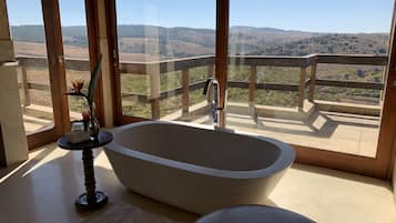 Luxury Double Room | Bathroom | Separate bathtub and shower, free toiletries, hair dryer, bathrobes