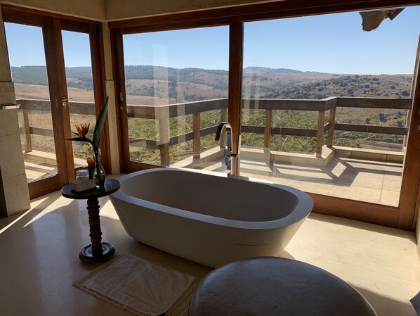 Kahden hengen luksushuone | Kylpyhuone | Erillinen kylpyamme ja suihku, ilmaiset hygieniatuotteet