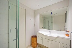Combined shower/bathtub, hair dryer, towels, toilet paper - Waterfront Escape - Nelson Waterfront Apartment (Nelson City)