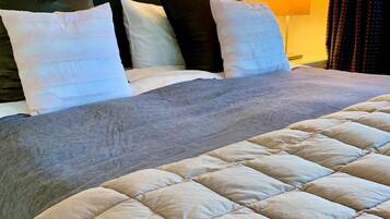 1 室のベッドルーム、デスク、アイロン / アイロン台、WiFi (無料)