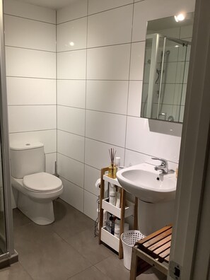 Dusj, håndklær, såpe og sjampo