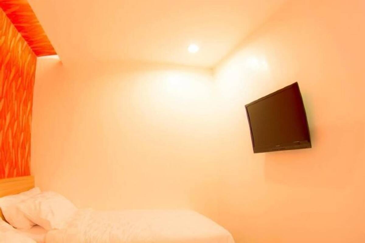 Minibar, free WiFi, bed sheets