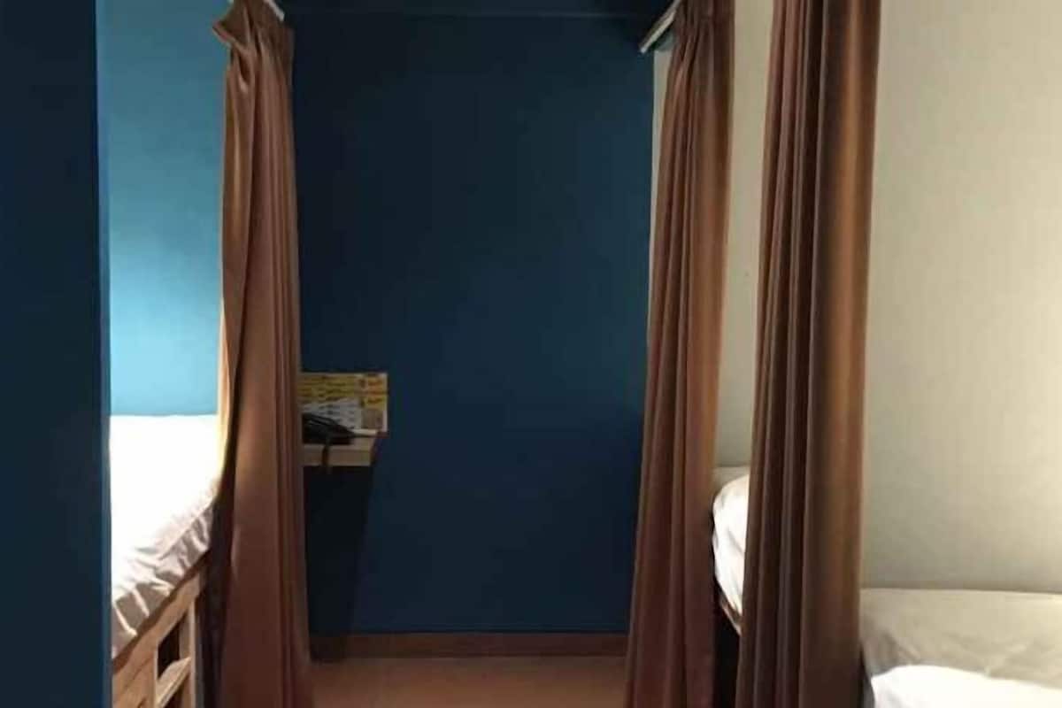 Minibar, free WiFi, bed sheets