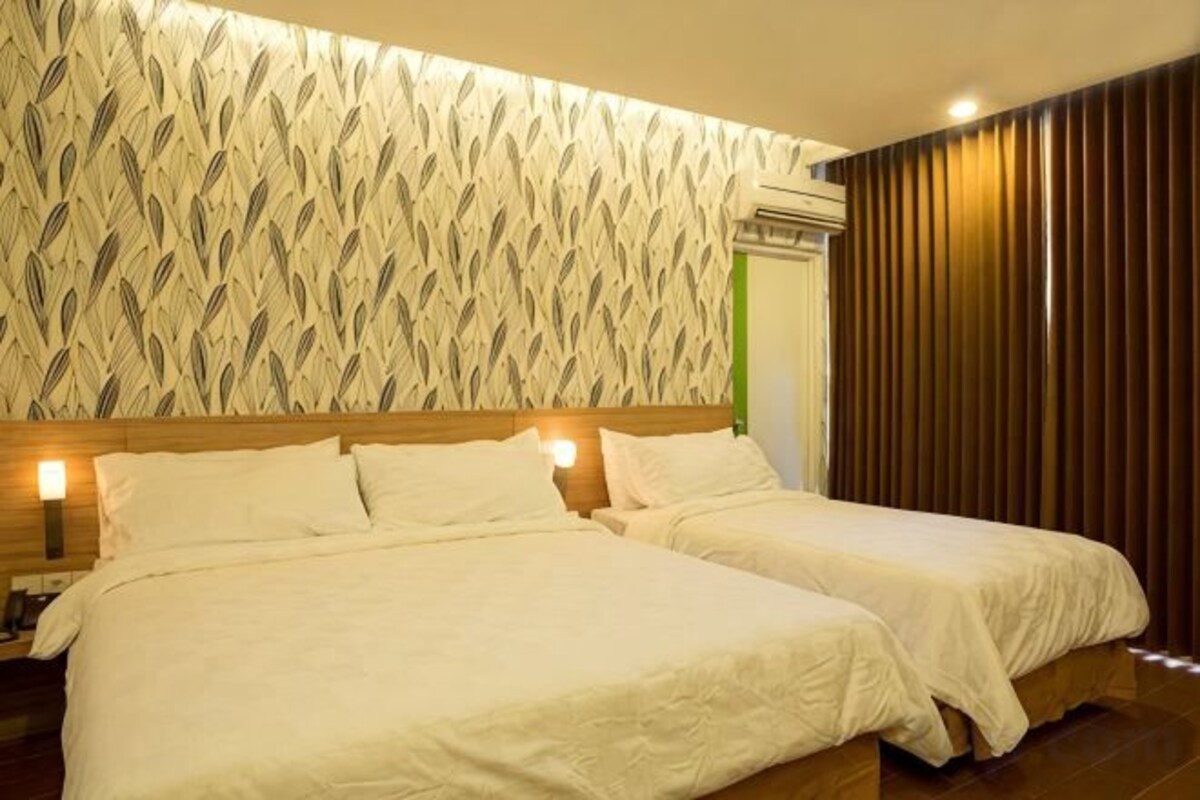 Minibar, WiFi (free), bed sheets