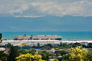 Beach nearby - City Escape - Nelson City Holiday Home (Nelson City)