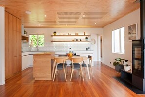 Dining - City Escape - Nelson City Holiday Home (Nelson City)