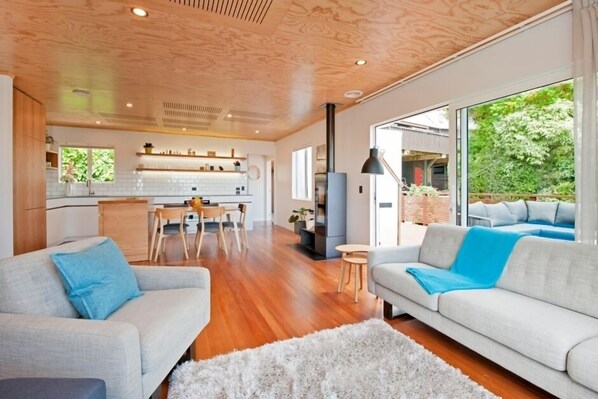 TV, fireplace, DVD player - City Escape - Nelson City Holiday Home (Nelson City)