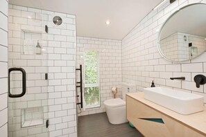 Badewanne, Haartrockner, Handtücher, Toilettenpapier