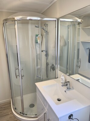 Shower, hair dryer, towels, soap - Seaviews, mountain views and sunsets (Otaki Beach)