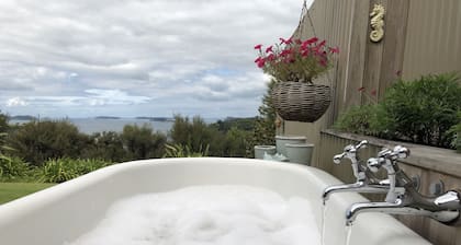 Kākā Ridge Retreat Luxury Cottage at Tāwharanui
