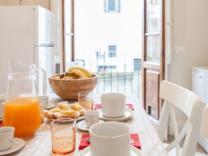 Appartamento, 2 camere da letto, balcone | Pasti in camera